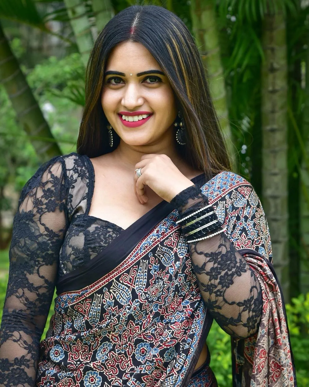 TELUGU TV ACTRESS SRAVANTHI CHOKARAPU STILLS IN BLACK SAREE BLOUSE 3